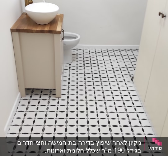 כיור לבן על משטח עץ בחדר אמבטיה